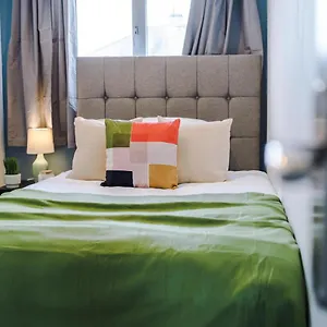 Family Friendly 3-bed With Free Parking On Site Apartment Huddersfield